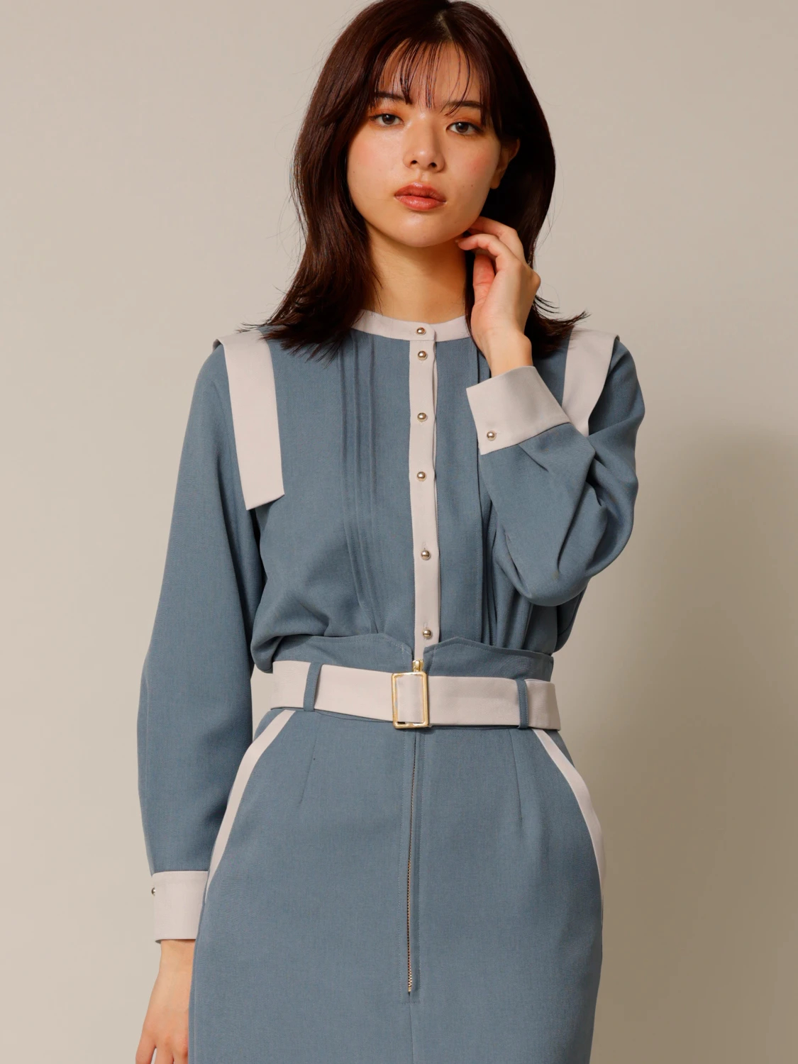 TONAL バイカラーツイルハイネックピンタックブラウス