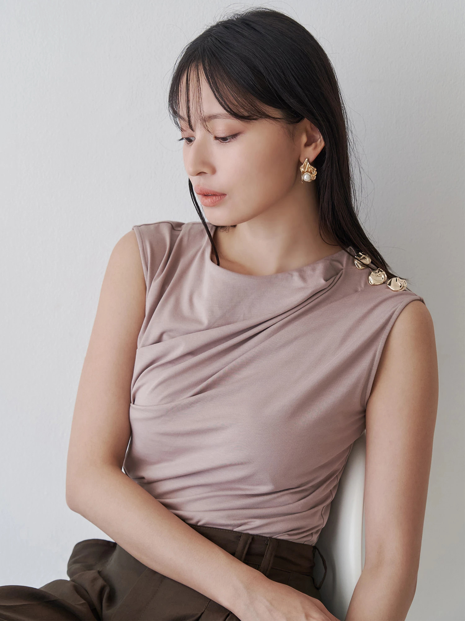 新品未使用　ブランド　定価16500円　TONAL　トーナル　トップス　日本製 トーナル TONAL パールネックタックブラウス （オフホワイト
