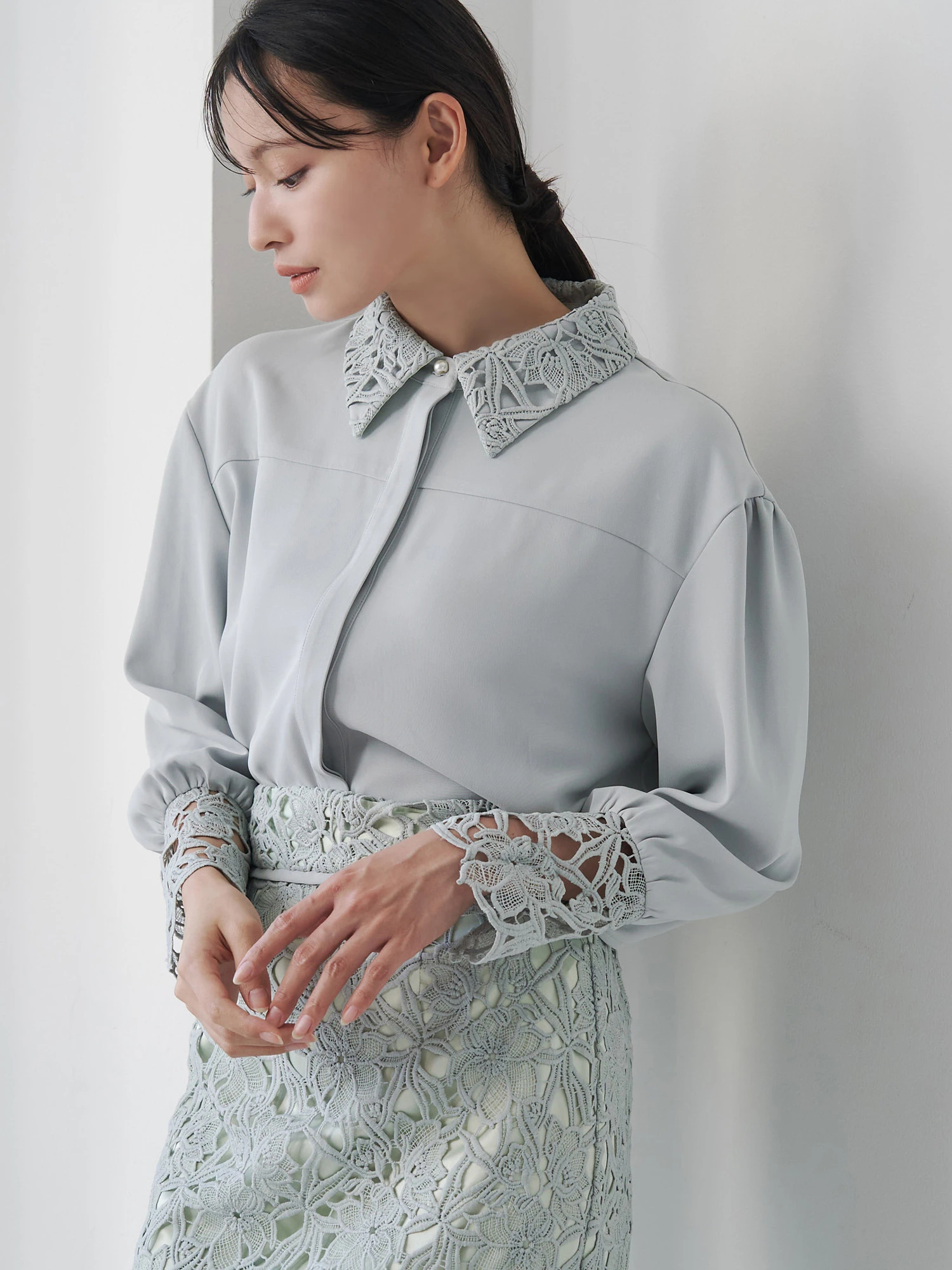 CHANEL シルク ココマークレース エンブロイダリー パールボタンシャツ CHANEL シルク ココマークレース エンブロイダリー パールボタン