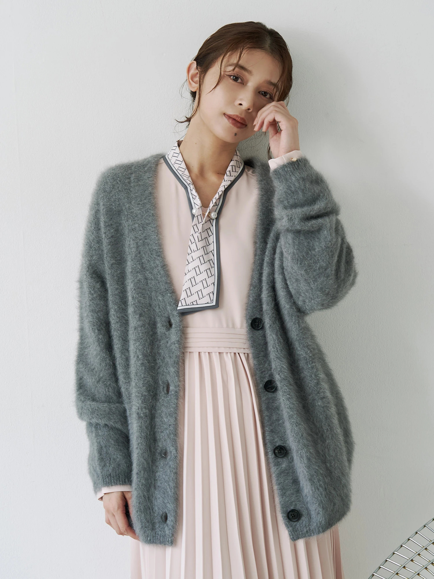 新品未使用TONAL FOX×CASHMERE Vネックカーデグレー PREMIUM FOX×CASHMERE Vネックカーデ | レディースファッション通販の