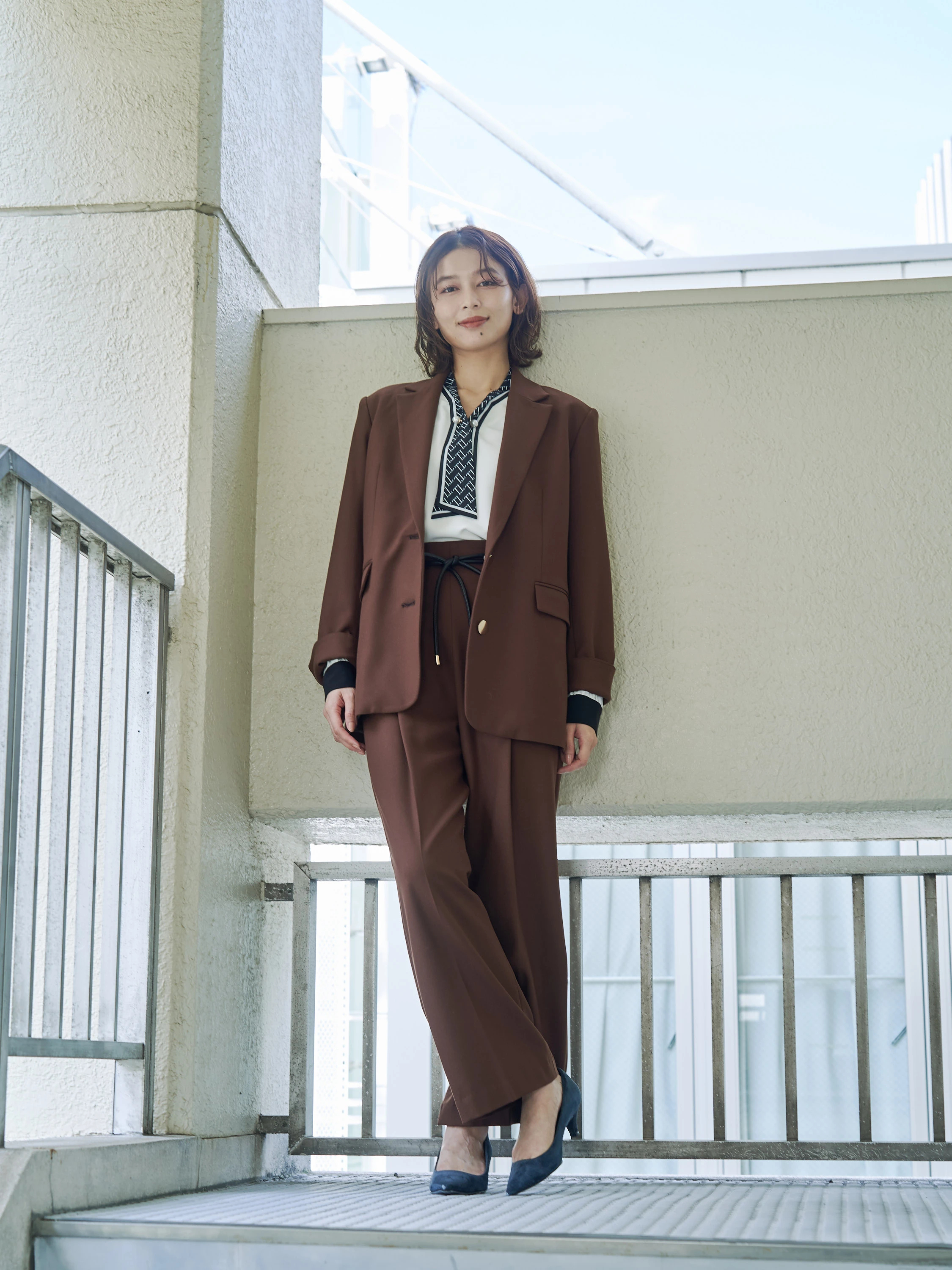 元CHANELオートクチュールデザイナー モノクロとろみワイドパンツ ウォームツイルハトメベルトワイドパンツ | レディースファッション